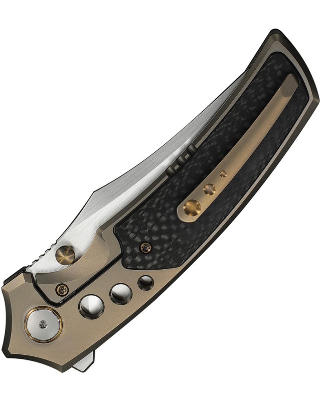 We Knife Skynix con lama in acciaio Bohler M390 satinato e manico in fibra di carbonio nero titanio color champagne