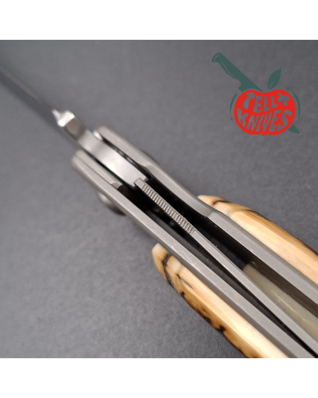 1994 Coltello personalizzato Bob Terzuola TTF-6, 50° anniversario, in acciaio CPM154 con impugnature in corteccia di mammut