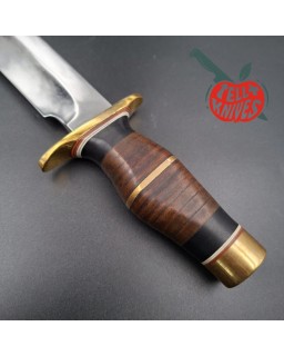 La Grotte du Loup – Bowie artisanal en acier carbone forgé – Cuir empilé et laiton