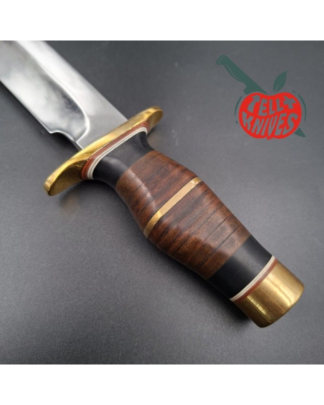 La Grotte du Loup – Bowie artisanal en acier carbone forgé – Cuir empilé et laiton