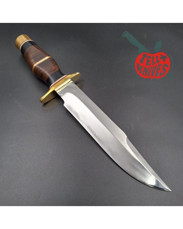 La Grotte du Loup – Bowie artisanal en acier carbone forgé – Cuir empilé et laiton