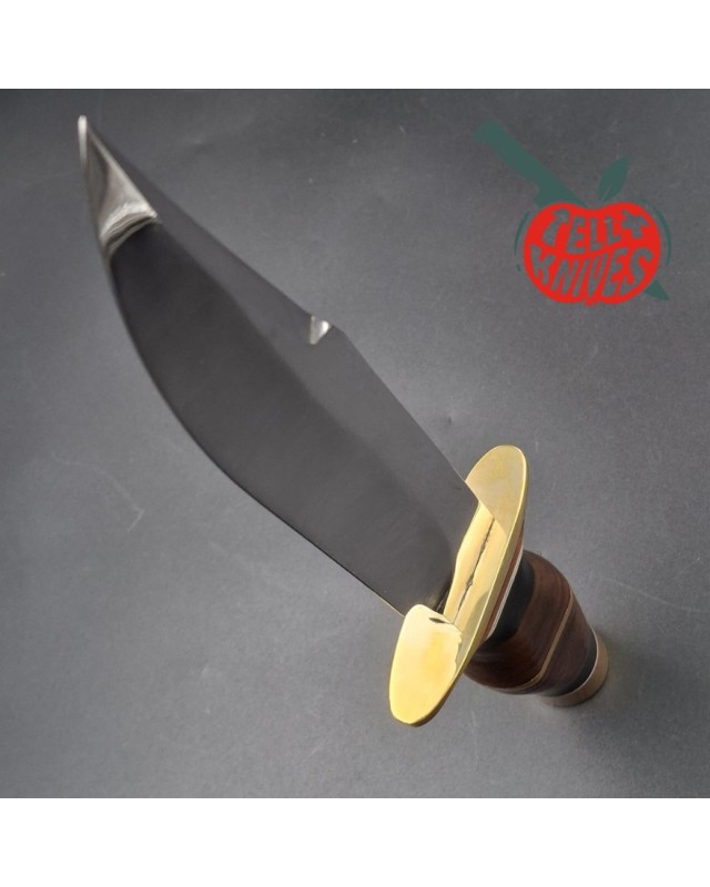 La Grotte du Loup – Bowie artisanal en acier carbone forgé – Cuir empilé et laiton