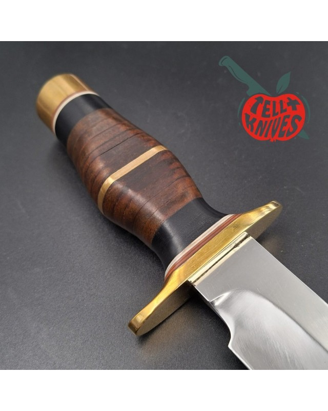 La Grotte du Loup – Bowie artisanal en acier carbone forgé – Cuir empilé et laiton