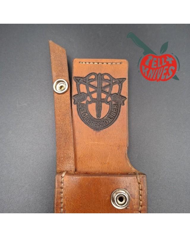 La Grotte du Loup – Bowie artisanal en acier carbone forgé – Cuir empilé et laiton