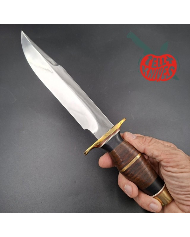 La Grotte du Loup – Bowie artisanal en acier carbone forgé – Cuir empilé et laiton