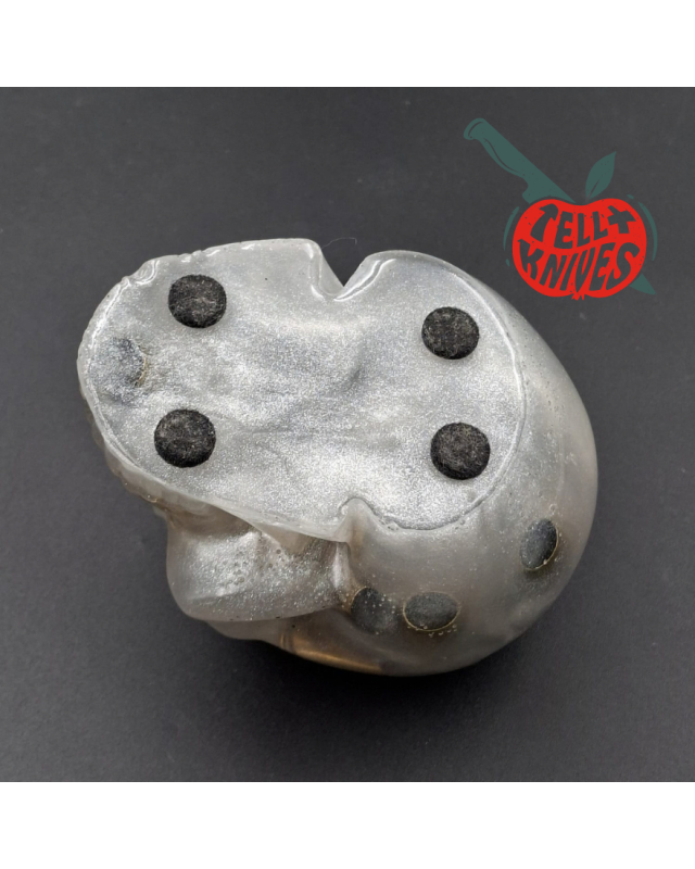 La Grotte du Loup – Crâne porte-couteau en résine translucide nacrée avec douilles