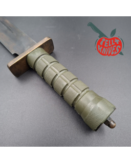 La Grotte du Loup Custom Bowie – Acier carbone forgé, finition Battleworn et manche de Buck M9