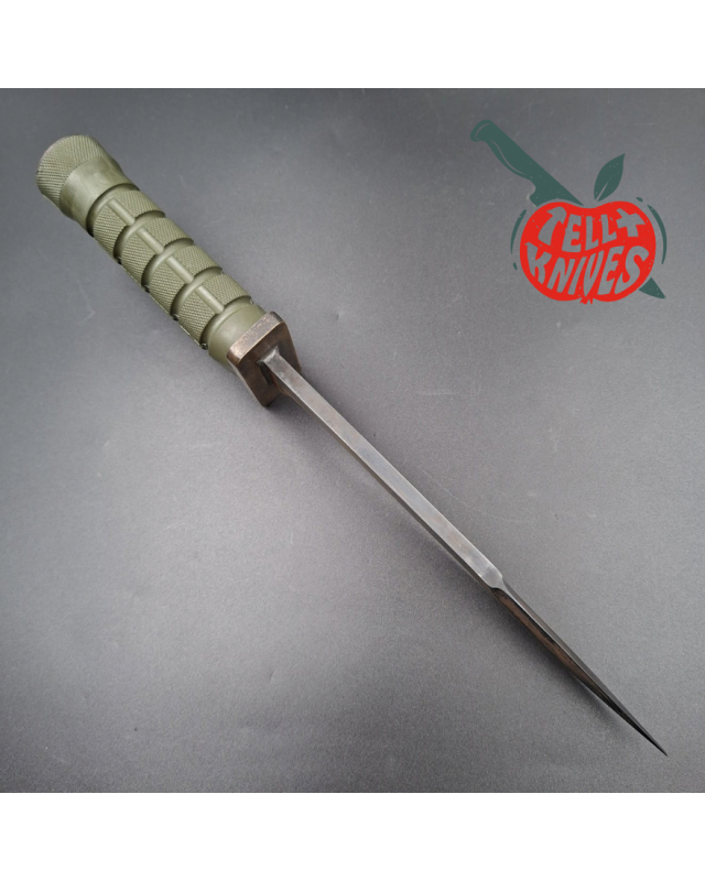 La Grotte du Loup Custom Bowie – Acier carbone forgé, finition Battleworn et manche de Buck M9