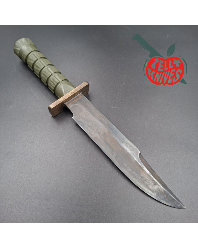 La Grotte du Loup Custom Bowie – Acier carbone forgé, finition Battleworn et manche de Buck M9