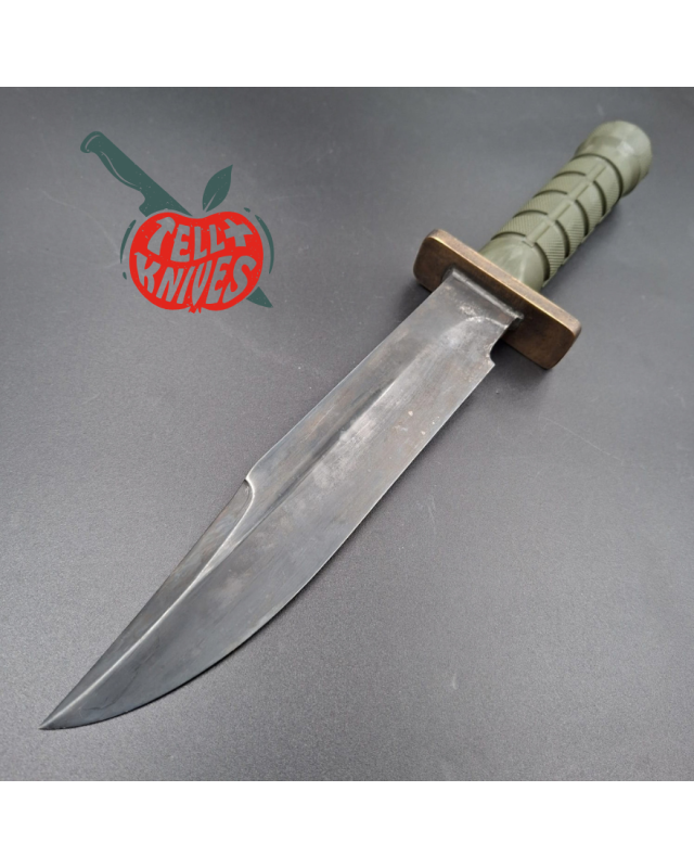 La Grotte du Loup Custom Bowie – Acier carbone forgé, finition Battleworn et manche de Buck M9