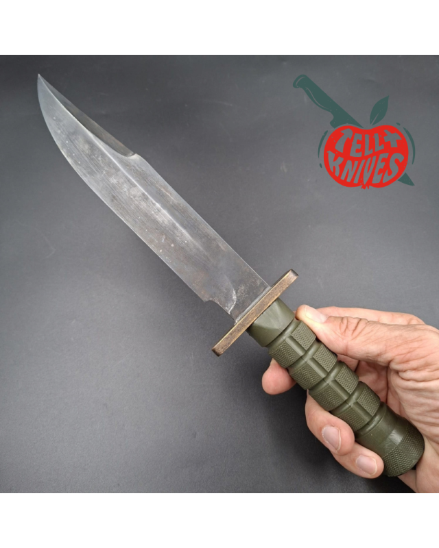 La Grotte du Loup Custom Bowie – Acier carbone forgé, finition Battleworn et manche de Buck M9