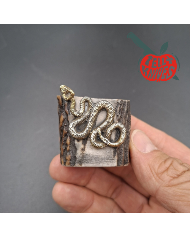 La Grotte du Loup – Présentoir à couteau en bois de cerf avec ornement serpent en laiton