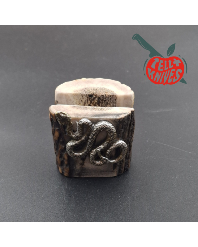 La Grotte du Loup – Présentoir à couteau en bois de cerf avec ornement serpent en laiton