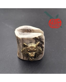 La Grotte du Loup – Présentoir à couteau en bois de cerf avec ornement tête de loup en laiton
