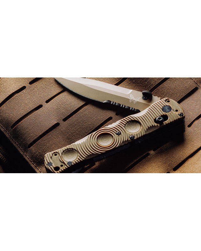 Benchmade Mini SOCP 393SSN-01 – lame acier CPM-S30V Cerakote tan manche G10 tan AXIS Lock