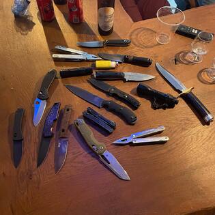 Quand la team Tellknives vide ses poches à l’apéro 😂
#tellknives 
#tellknivesapproved✅ 
#randallmade 
#microtech 
#foxknives 
#benchmade 
#bastinelli 
#trcknives 
#civivi 
#weknife